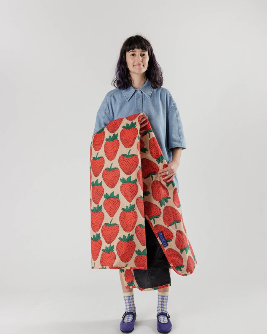 Baggu Puffy Picnic Blanket : Strawberry - Baggu Puffy Picnic Blanket