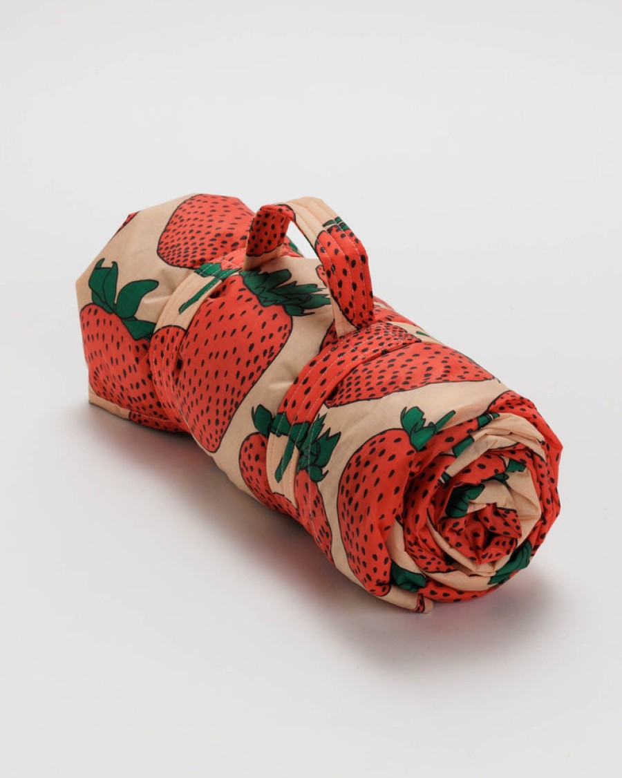 Baggu Puffy Picnic Blanket : Strawberry - Baggu Puffy Picnic Blanket